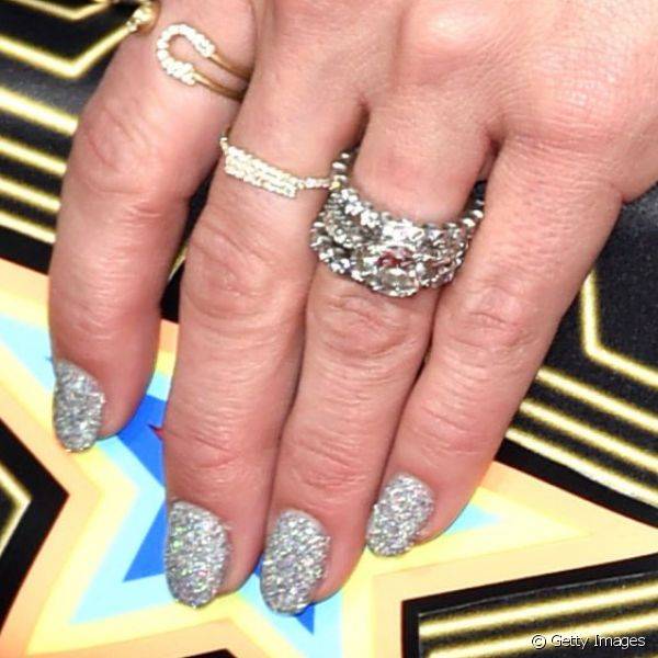 Miranda Lambert escolheu um esmalte prata com acabamento de glitter para incrementar seu look preto
